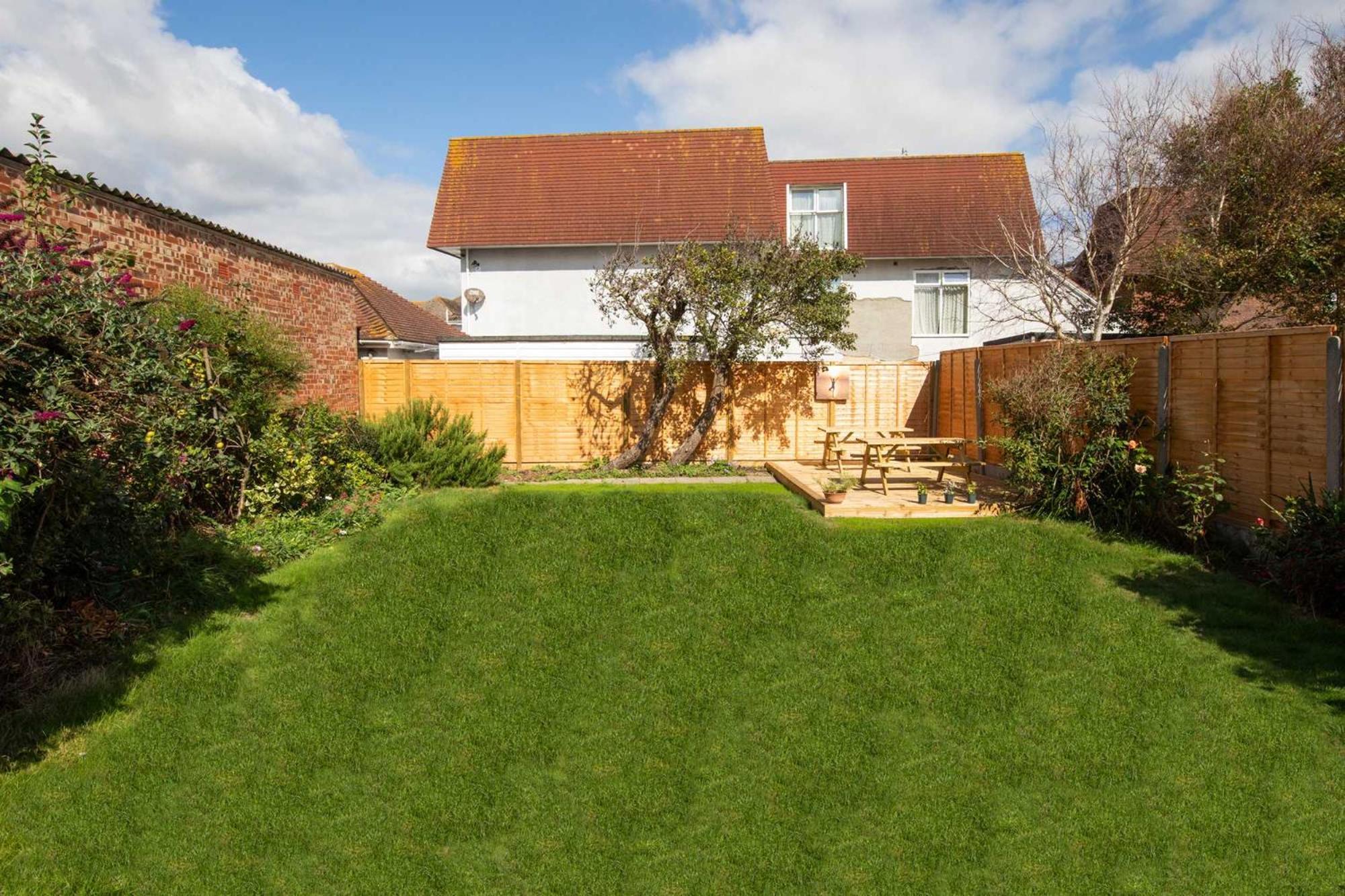 Absolute Beachfront With Decked Garden Oasis And Views Bognor Regis Exterior foto